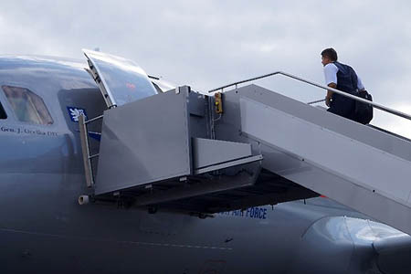 Při vstupu do letadla