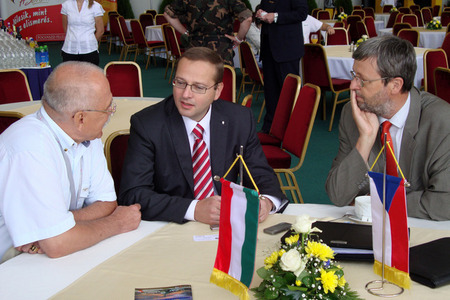 Neformální jednání NMO-Z Jana Fulíka se státním tajemníkem pro administrativu  Lajosem Fodorem (vlevo) a J.E. velvyslancem ČR v Budapešti Jaromírem Plíškem (napravo)