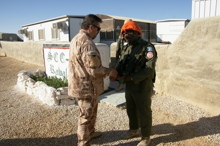 General Opata hands over the Czech Commemorative Medal to commander of Fiji soldiers