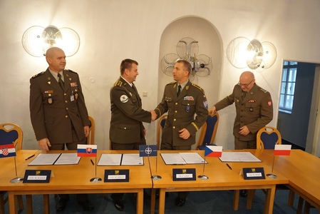 Bývalý předseda řídícího výboru MNMPBAT plk. Migát si třese rukou se současným předsedou brig. gen Křížem