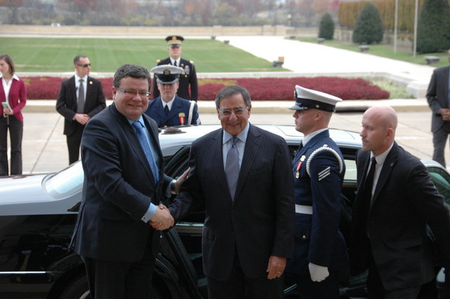 Alexandr Vondra a Leon Panetta při jednání v USA (1)