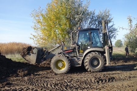 Čeští ženisté pomáhají v Maďarsku s výstavbou příjezdové komunikace