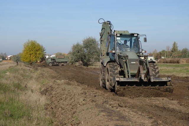 Obdobné stroje jako je JCB užívají při stavbě i maďarští ženisté