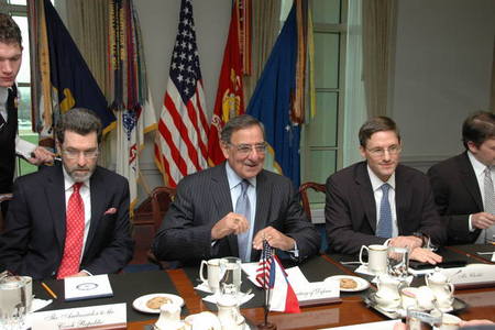 Alexandr Vondra a Leon Panetta při jednání v USA (4)