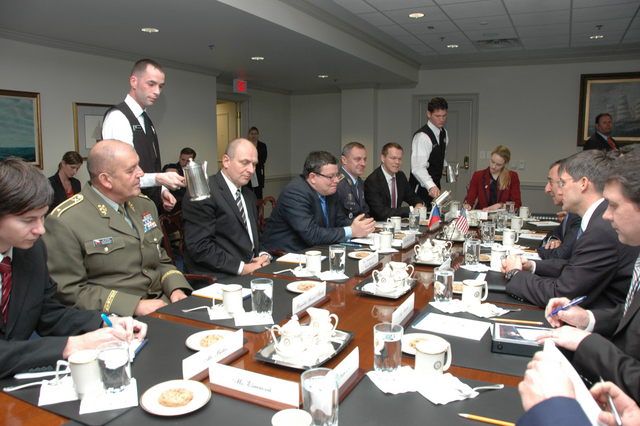 Alexandr Vondra a Leon Panetta při jednání v USA (5)