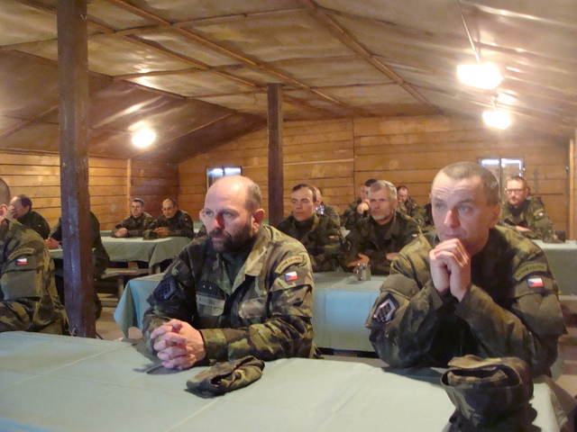 Příslušníci pěší roty AZ z Hradce Králové a Olomouce během mše svaté