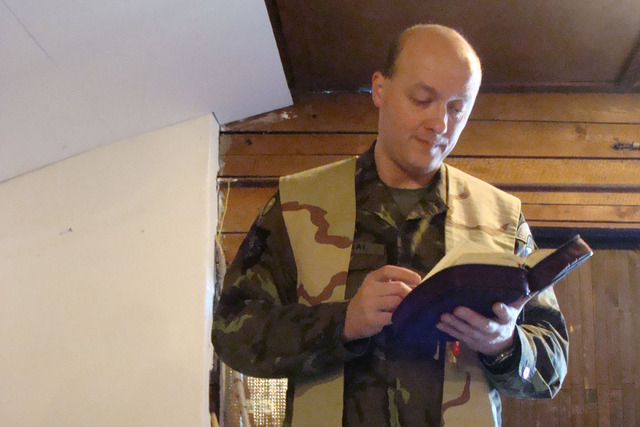 Hlavní kaplan plukovník Jaroslav Knichal během velikonoční mše