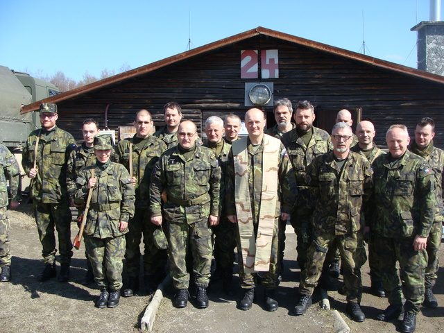 Společná fotografie hlavního kaplana plukovníka Jaroslava Knichala s příslušníky pěších rot AZ