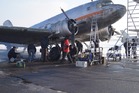 Filmový štáb u letounu Lisunov Li-2