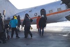 Příprava záběru u vchodu do letounu Lisunov Li-2