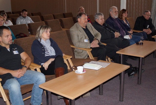 Jedním ze zastupitelů byl i starosta pražských Kbel Pavel Žďárský (třetí zleva)