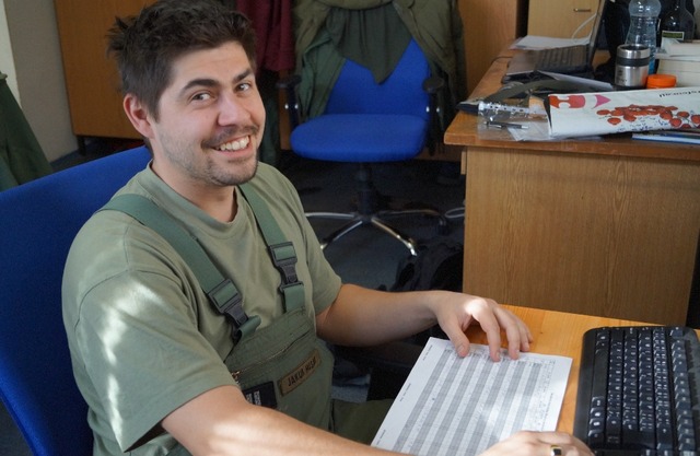 Jakub Husák při práci v kanceláři