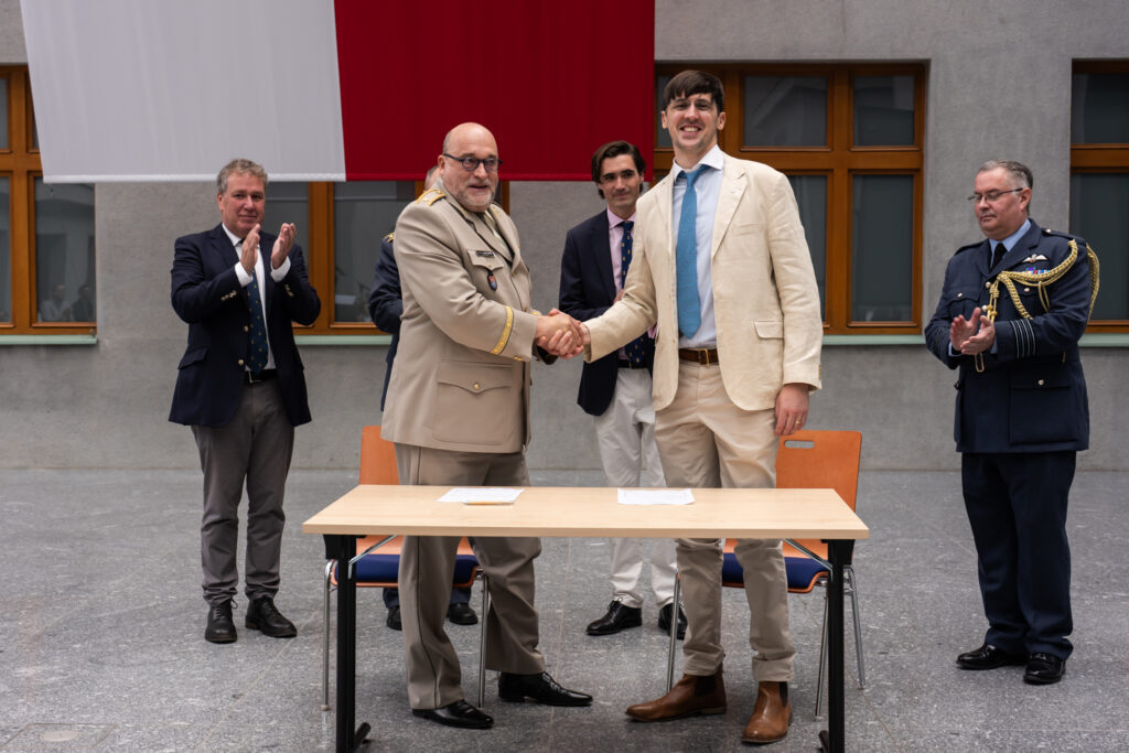 Řediteli VHÚ Praha brigádnímu generálu Aleši Knížkovi předali důstojnický kordík Robert a Laurence Cameronovi, vnuci Donalda Camerona, někdejšího vojenského atašé britského velvyslanectví v Praze v 70. letech