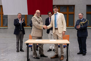 Řediteli VHÚ Praha brigádnímu generálu Aleši Knížkovi předali důstojnický kordík Robert a Laurence Cameronovi, vnuci Donalda Camerona, někdejšího vojenského atašé britského velvyslanectví v Praze v 70. letech