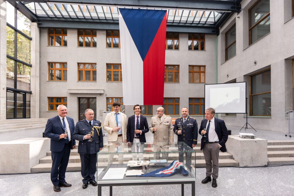 Slavnostního aktu se účastnil i velitel Vzdušných sil AČR brigádní generál Petr Tománek, generálmajor Bohuslav Dvořák a Euan Edworthy, iniciátor pomníku Okřídlený lev v Praze