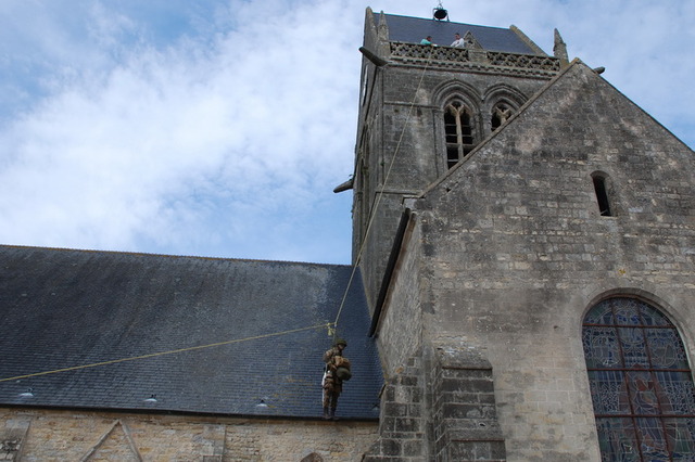 Umisťování figuríny Johna Steelea