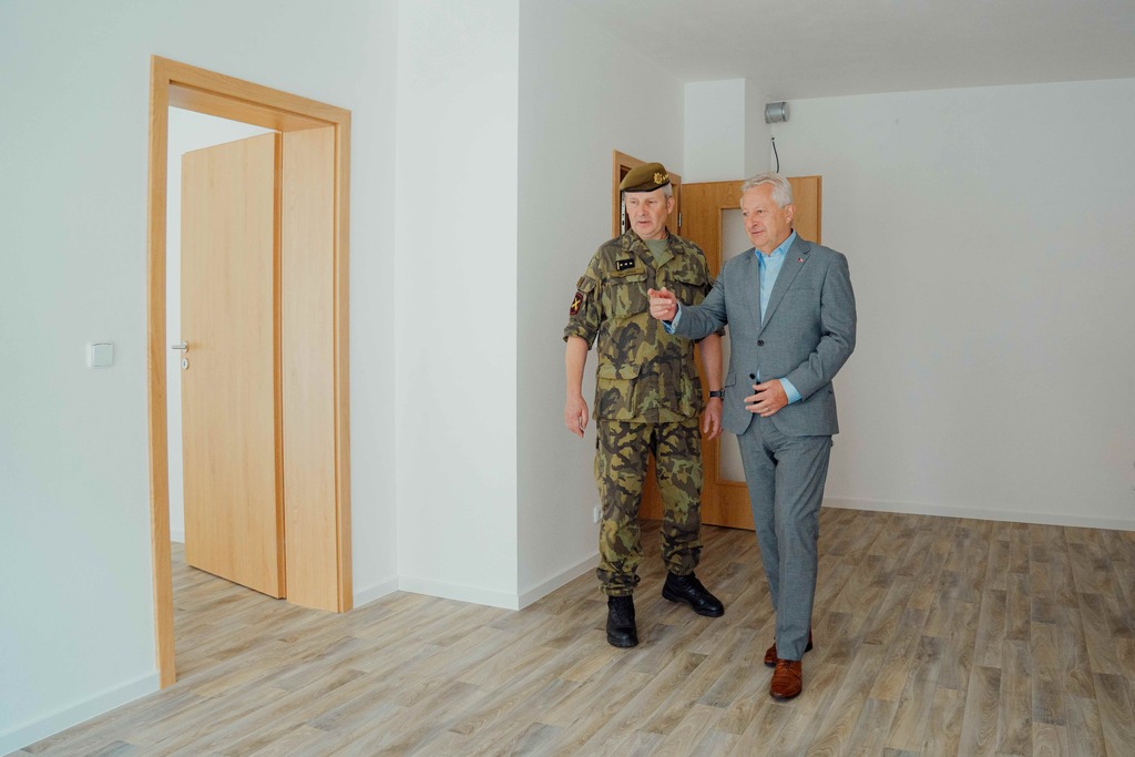 Ministr obrany navštívil nový bytový komplex pro vojáky v Jincích