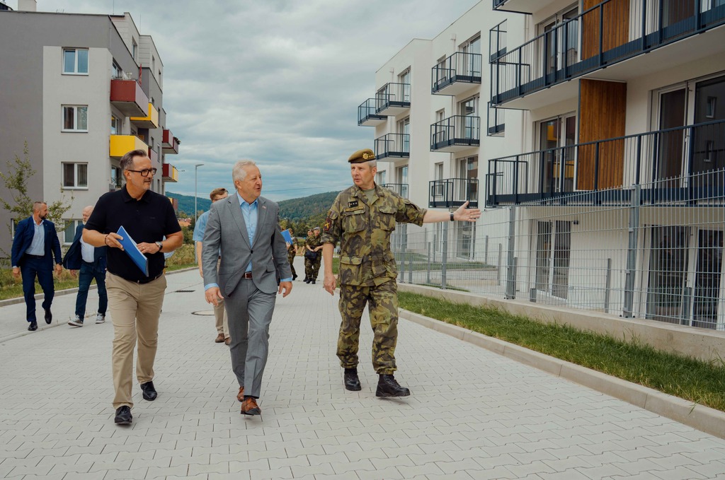 Ministr si v Jincích prohlédl nové byty pro vojáky. K nastěhování budou od ledna