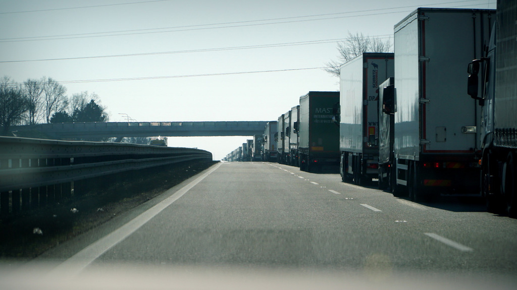 Na hranicích na jihovýchodě Moravy, kde Bučovičtí slouží, se tvoří dlouhé kolony kamionů. 