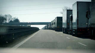 Na hranicích na jihovýchodě Moravy, kde Bučovičtí slouží, se tvoří dlouhé kolony kamionů. 