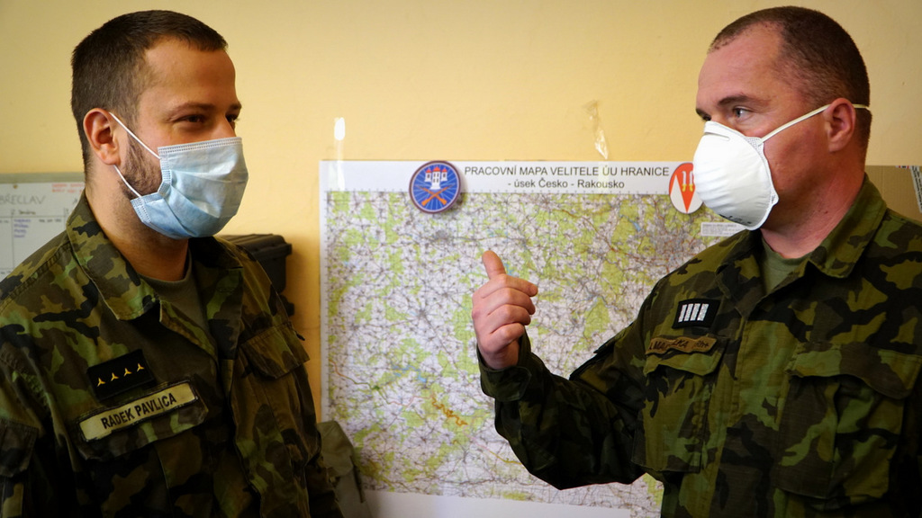 Všichni vojáci nosí ochranné roušky.