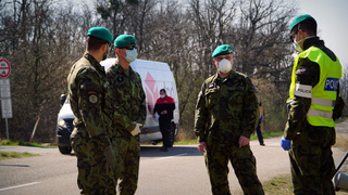 Spolupráci s policií si vojáci pochvalují.