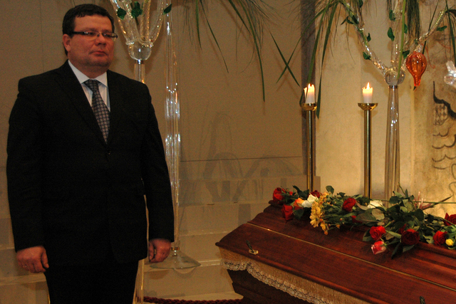 Alexandr Vondra drží u rakve zesnulého prezidenta čestnou stráž