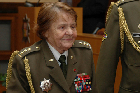 Zemřela válečná veteránka a nejznámější česká snajperka