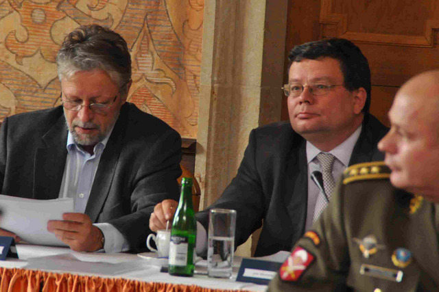 Alexandr Vondra a předseda výboru František Bublan