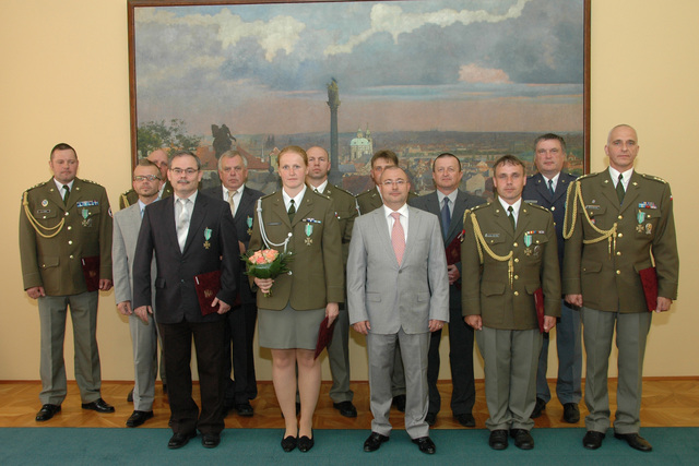 Ministr obrany předal resortní vyznamenání 9