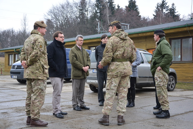 Z návštěvy ředitelů pro obrannou politiku ministerstev obrany České republiky a Velké Británie ve Vyškově u BMATT