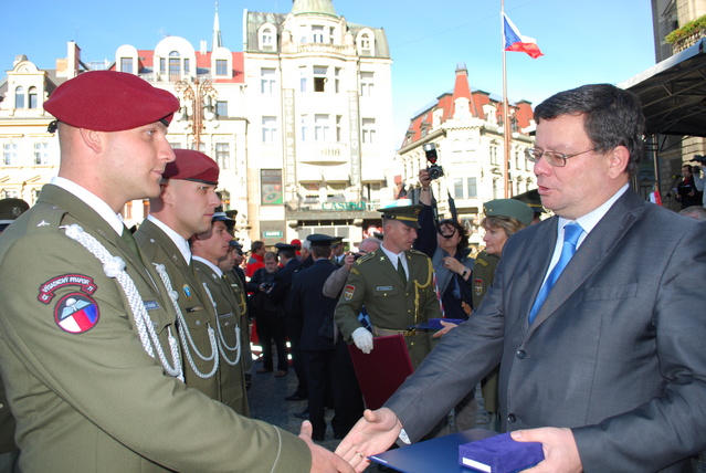 Ministr obrany blahopřeje vyznamenanému