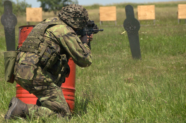 Bojová střelba na cíle za postupu, při krytí za překážky