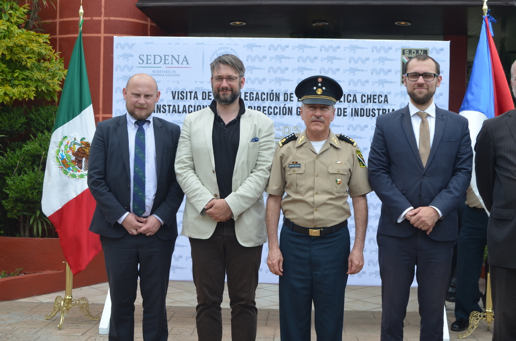 Společná fotka delegace Ministerstva obrany ČR s generálem José Ricardem Bárcena Rosilesem, velitelem státního podniku INDUMIL.