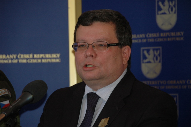 Ministr obrany Alexandr Vondra na tiskové konferenci