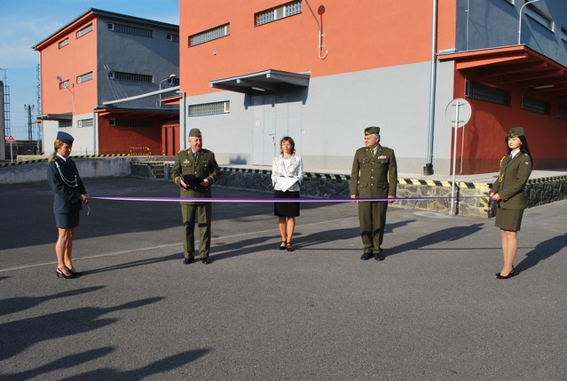 Ředitel Agentury logistiky brig. gen. Jaromír Zůna a náčelník Centra zabezpečení materiálem technických služeb pplk. Ján Keveš zahajují 4. a 5. etapu výstavby areálu