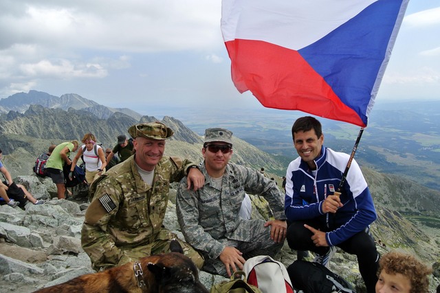 S leteckým přidělencem USA na Slovensku Chrisem Burellim