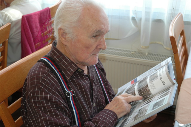 Darovaná publikace veterány zaujala 1