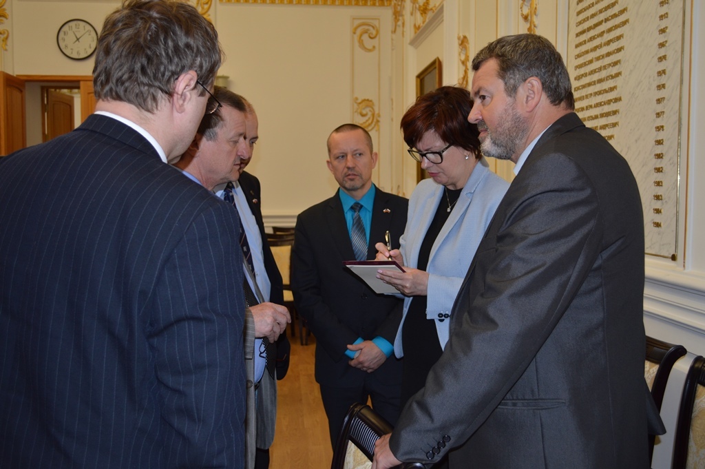 Vedoucí oddělení péče o válečné veterány Milan Bachan a náměstkyně ministra obrany Alena Netolická