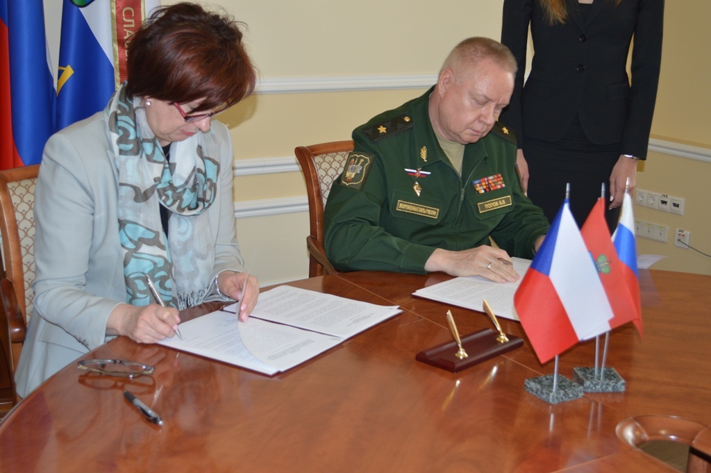 Česká náměstkyně a ruský náměstek podepisují závěrečný protokol z jednání