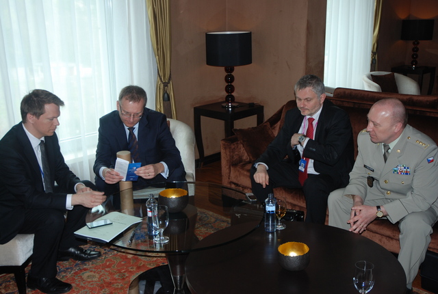 Z přípravy na jednání: zleva J. Havránek, D. Koštoval, R. Jahoda a plk. R. Kopřiva