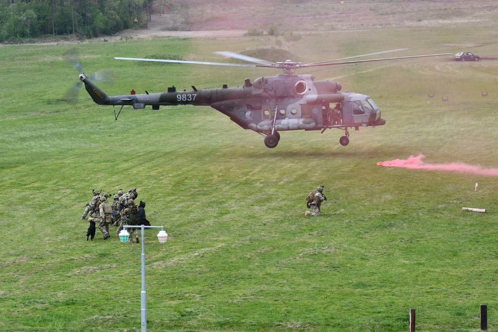 Z návštěvy premiéra Andreje Babiše a ministra obrany Lubomíra Metnara u 601. skupiny speciálních sil