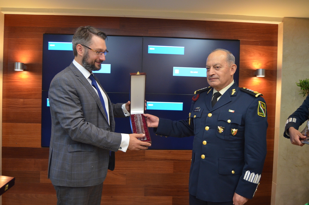 Náměstek Jakub Landovský předal svému protějšku generálu Danielu Velascu Ramírezovi dar v podobě světoznámého českého skla.

