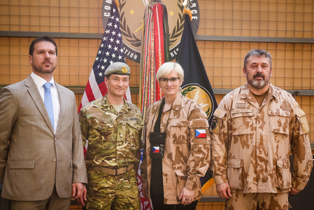 Na závěr jednání s vedením protiteroristické operace Inherent Resolve. Zleva velvyslanec Jan Vyčítal, generál Gedney, ministryně Šlechtová, generál Aleš Opata