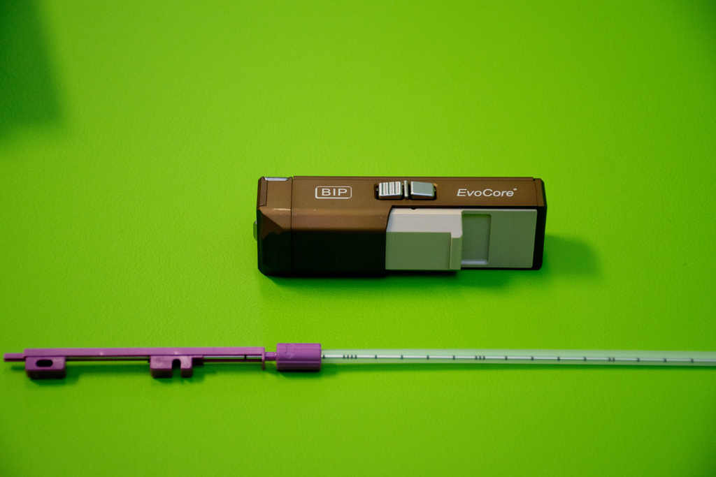 Přístroj, který má lékařům pomoci včas diagnostikovat karcinom prostaty, si můžeme představit jako pistoli, která při každém zmáčknutí spouště vystřelí jehlu do bioptované tkáně.