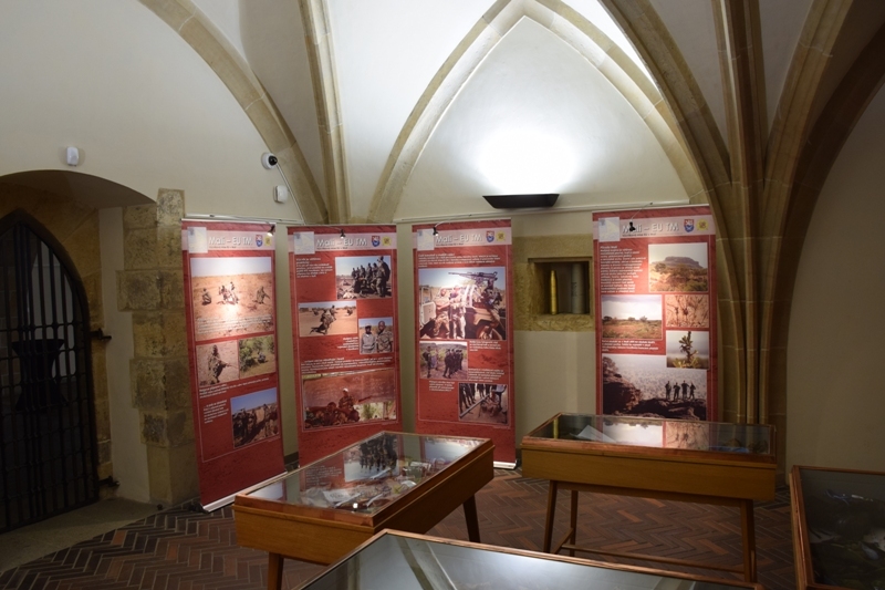 Výstavu fotografií doplňují exponáty z misí