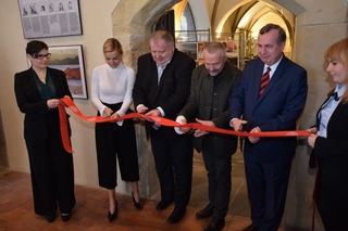 Společně s náměstkem Antonínem Radou, rektorem Tomáše Zimou a ředitel Miroslavem Zavoralem pásku přestřihla také jedna z autorek výstavy, fotografka Jarmila Štuková