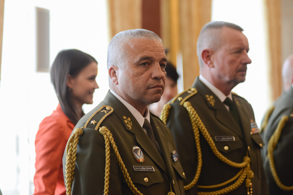 Prezident republiky dnes jmenoval do hodnosti generálmajora Milana Schulce, zástupce náčelníka GŠ AČR - inspektora AČR, a Štefana Muránského, ředitele Sekce podpory MO (zleva)