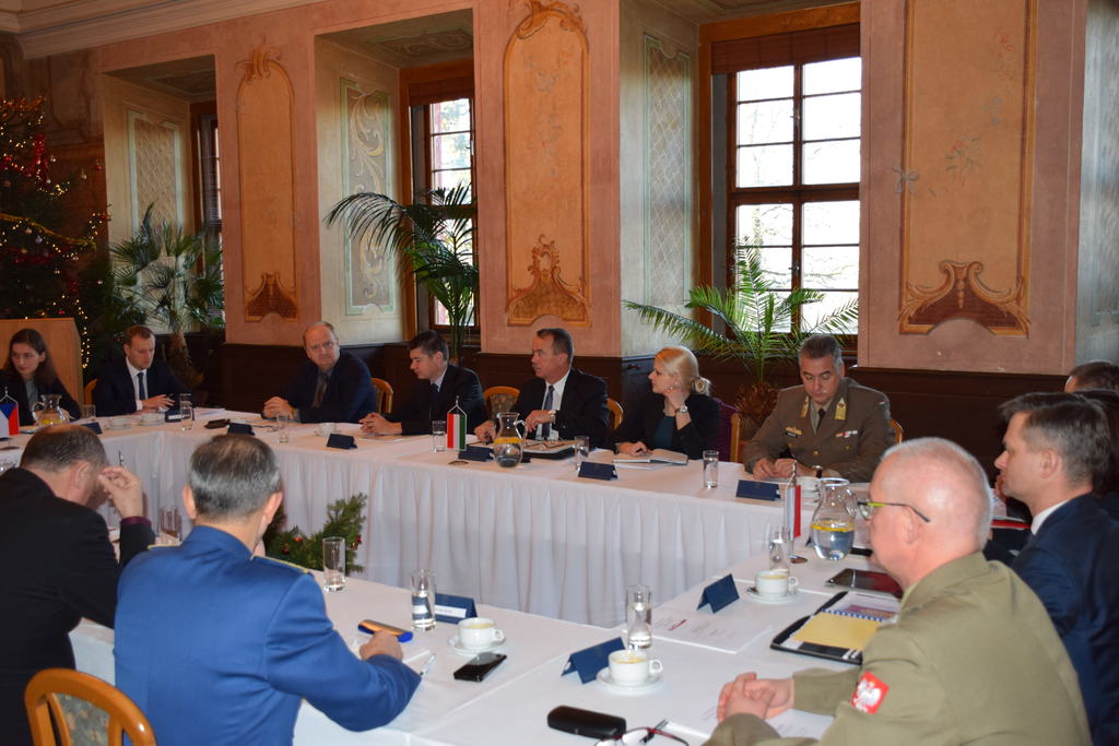 Národní ředitelé pro vyzbrojování států Visegrádské skupiny jednali na Komorním Hrádku 