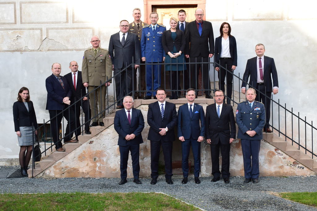 Národní ředitelé pro vyzbrojování států Visegrádské skupiny jednali na Komorním Hrádku 